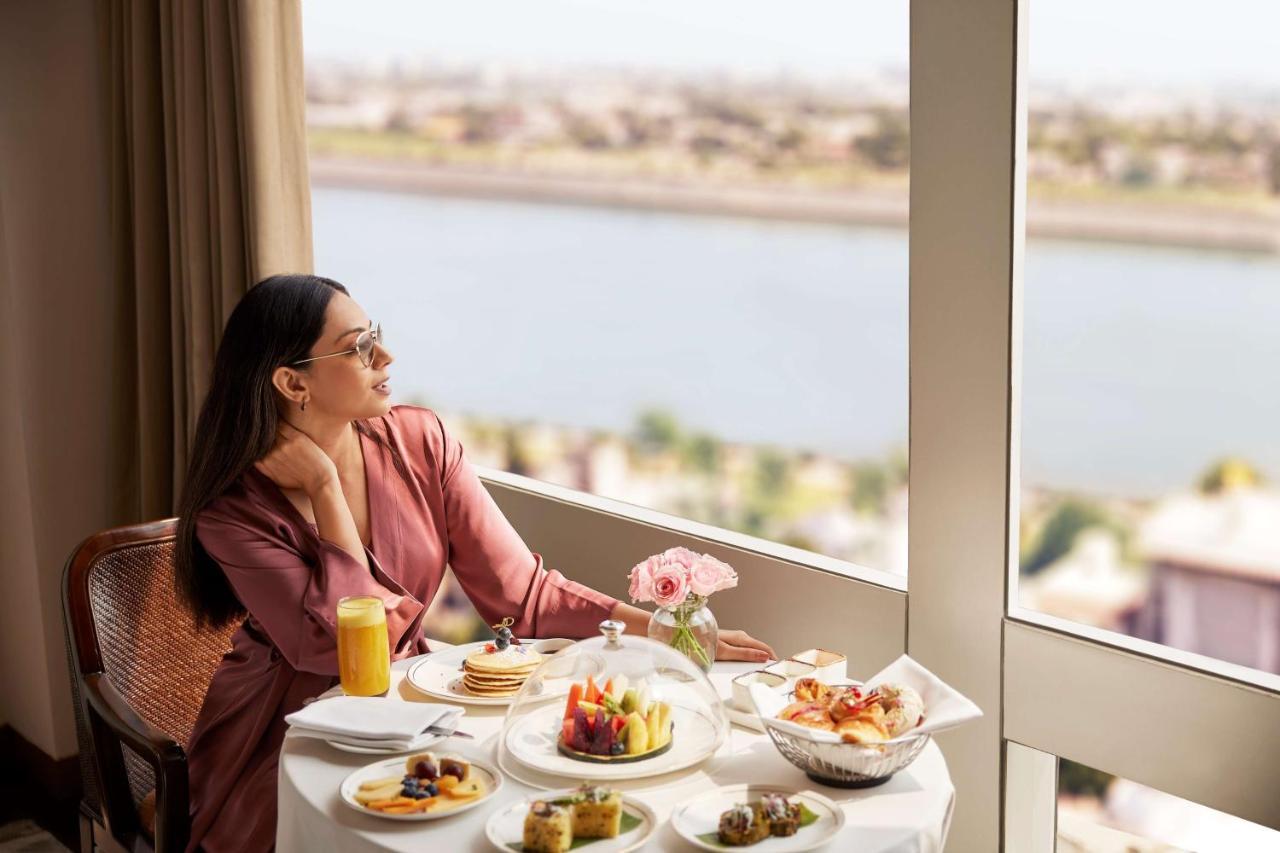 Hotel Hyatt Regency Ahmedabad Exterior foto A woman enjoying breakfast at the Taj Mahal Palace, Mumbai