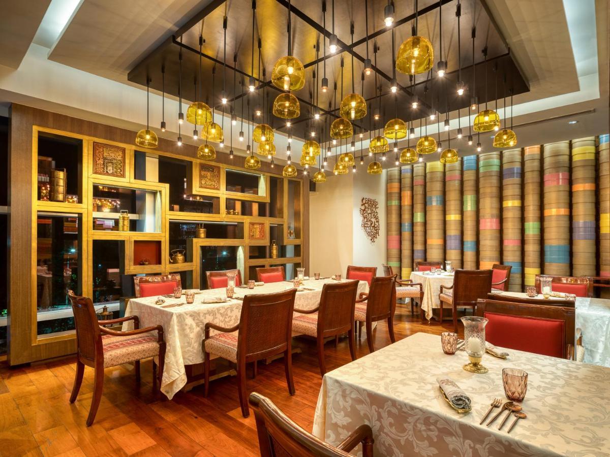 Hotel Hyatt Regency Ahmedabad Exterior foto The interior of the restaurant