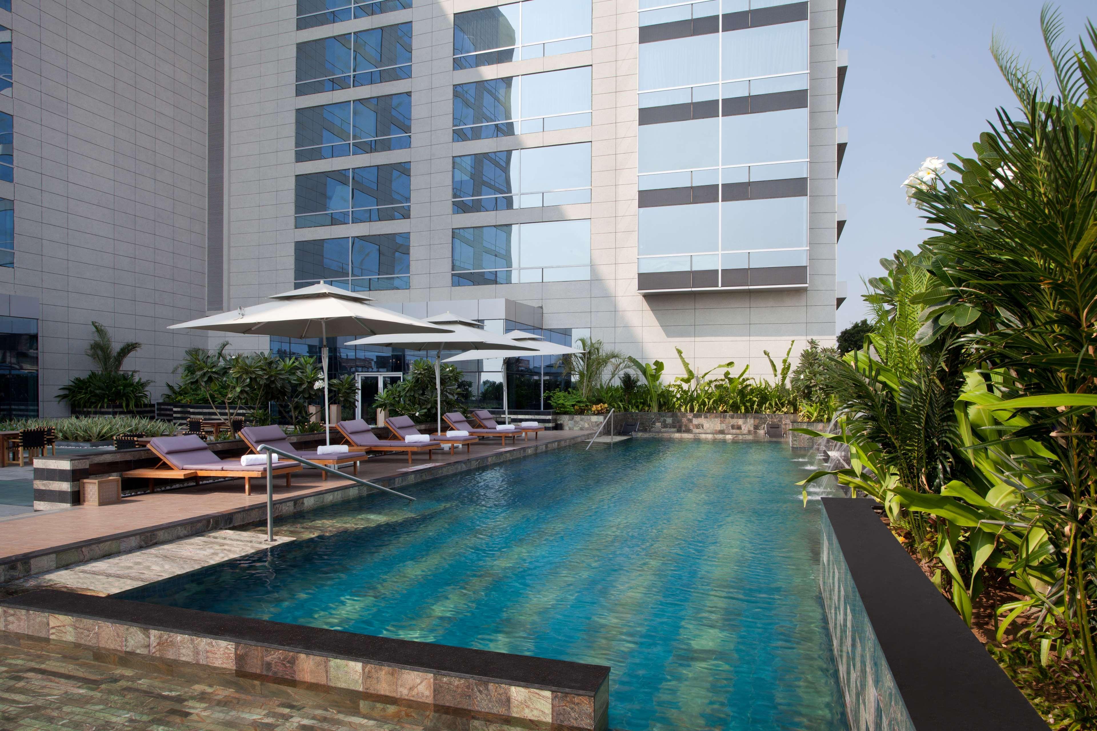 Hotel Hyatt Regency Ahmedabad Exterior foto The pool at the hotel